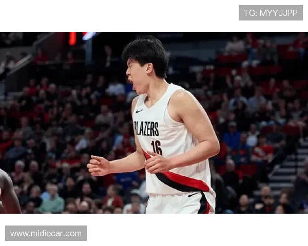 余嘉豪社媒热议杨瀚森NBA首扣篮瞬间引发球迷热烈讨论